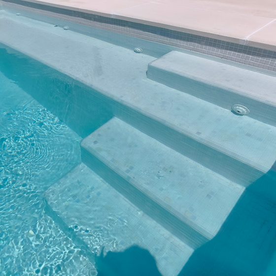 Construcción de Piscina gunitada o piscina de obra y Terraza en Playa Almarda, Sagunto, Valencia por Mediterranean Pool